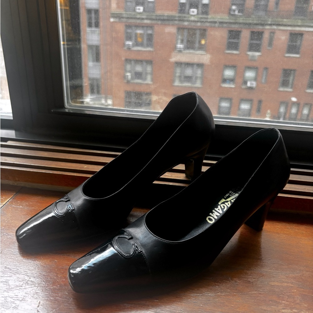 Classic and elegant Ferragamo spectator pump - size 9- very good condition